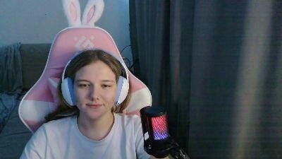Watch EloisLoncaric Live On Cam