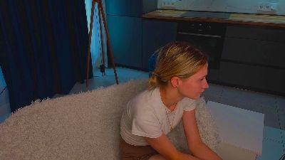 Watch KenaHisman Live On Cam
