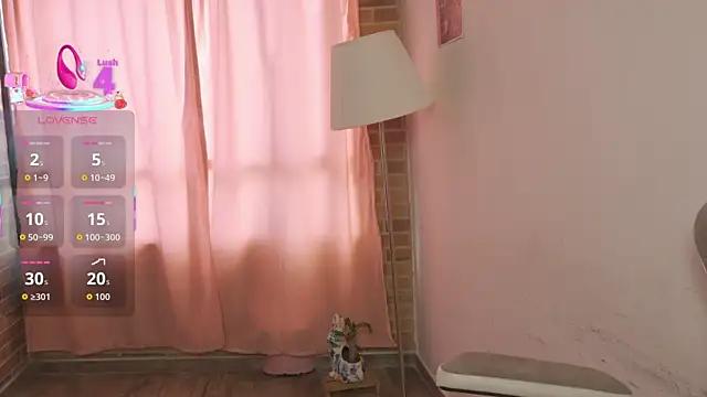 Watch EmmitaGarcia Live On Cam