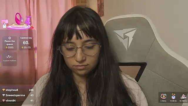 Watch EmmitaGarcia Live On Cam