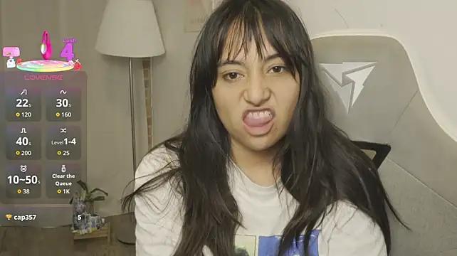 Watch EmmitaGarcia Live On Cam