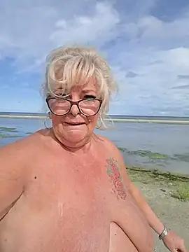 Watch HotSilli152 Live On Cam