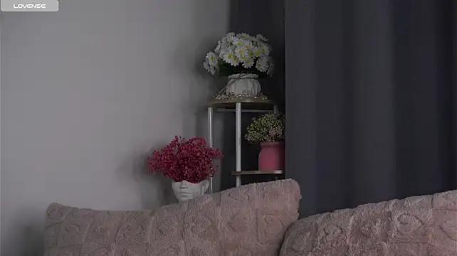 Watch LowOncoming Live On Cam