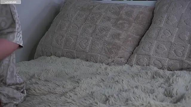 Watch LowOncoming Live On Cam