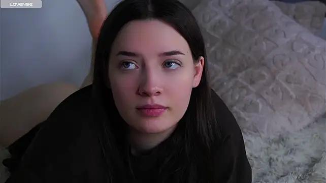 Watch LowOncoming Live On Cam