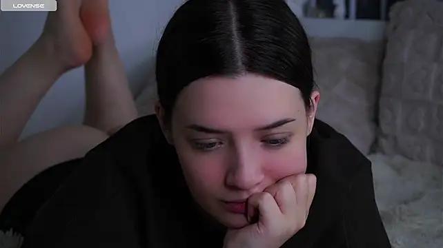 Watch LowOncoming Live On Cam
